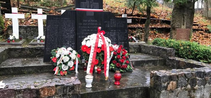 Polscy dyplomaci zapalili światełka pamięci na grobach na Litwie
