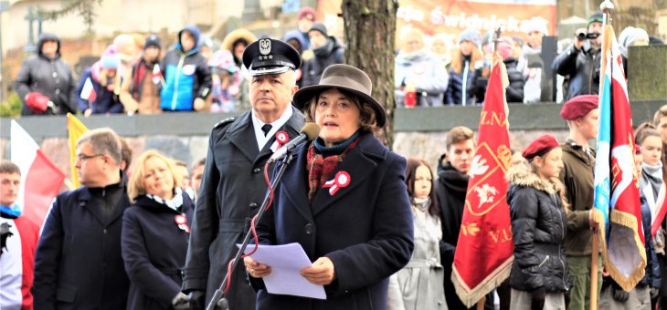 11 listopada na wileńskiej Rossie: Ambasador Doroszewska złożyła wieniec w imieniu prezydenta RP