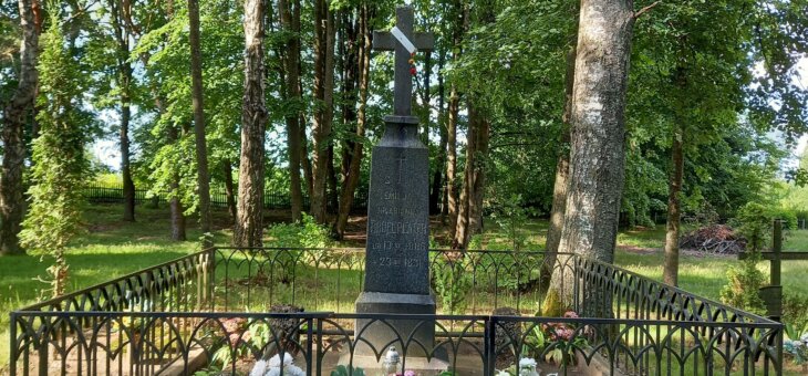 Grób Emilii Plater na starym cmentarzu w Kopciowie
