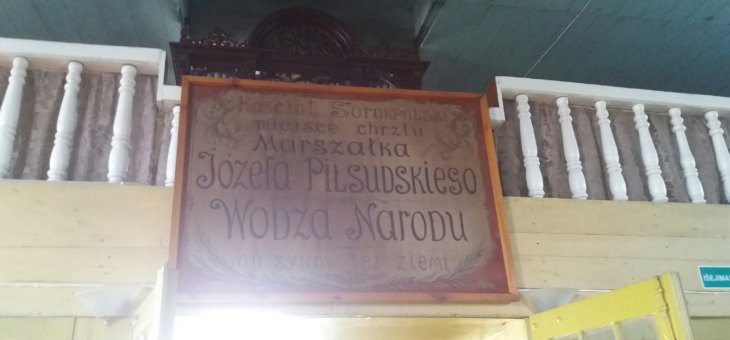 Tablica upamiętniająca chrzest Józefa Piłsudskiego w kościele w Powiewiórce