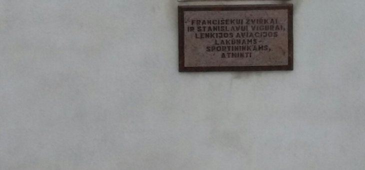 Tablica pamiątkowa na gmachu szkoły, do której uczęszczał Franciszek Żwirko w Święcianach