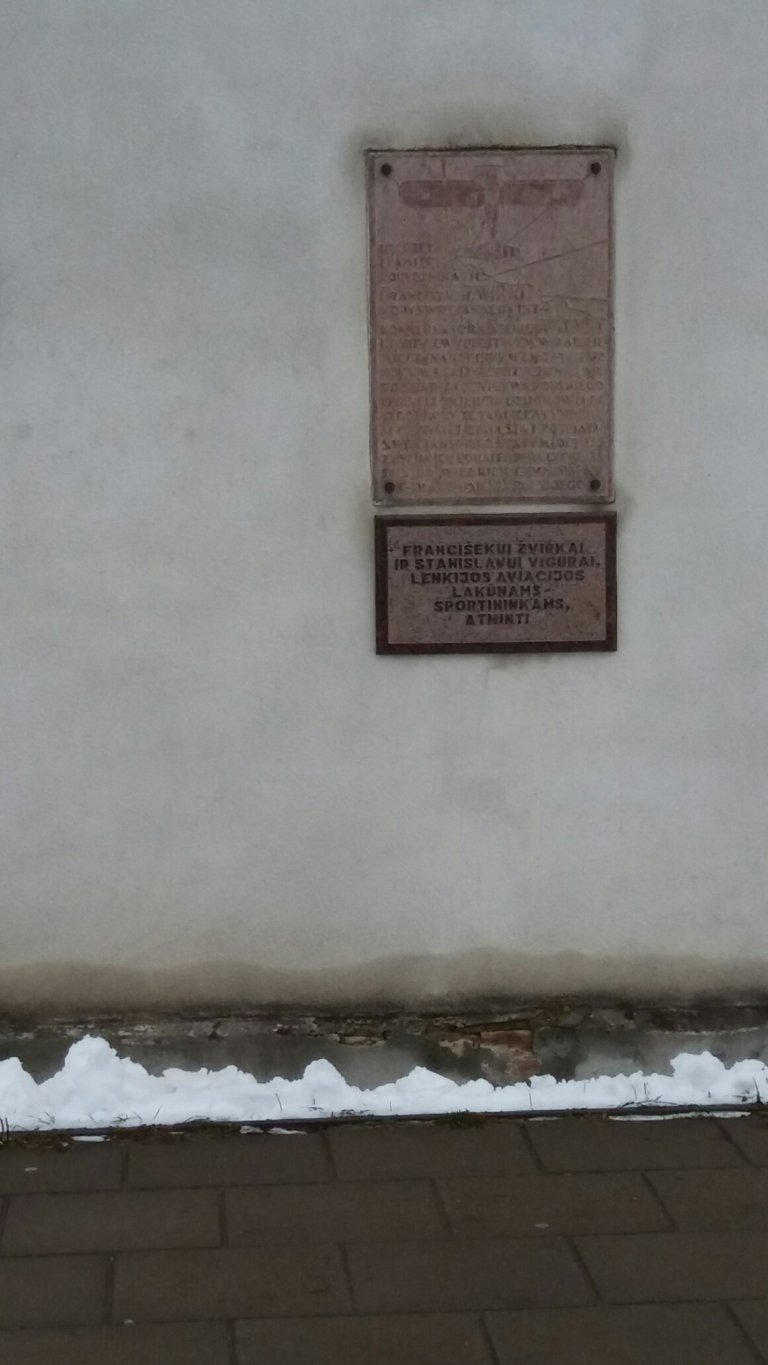 Na Budynku Szkoły Znajduje Się Pamiątkowa Tablica Z Napisem Tablica pamiątkowa na gmachu szkoły, do której uczęszczał Franciszek
