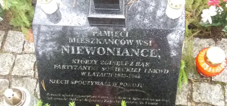 Krzyż pamięci na cmentarzu w Niewoniańcach