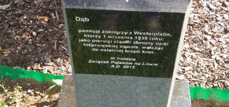 Dąb i stela pamięci żołnierzy Westerplatte
