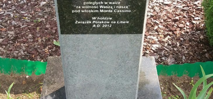 Dąb i stela pamięci gen. Władysława Andersa