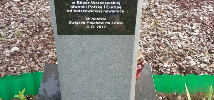Dąb i stela ku czci dowódców Bitwy Warszawskiej