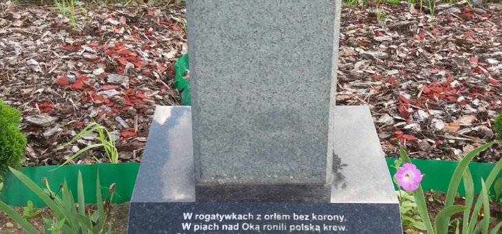 Dąb i stela pamięci żołnierzom walczącym na Wschodzie