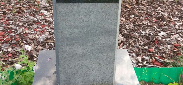 Dąb i stela pamięci ofiar rzezi na Wołyniu