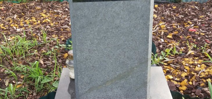 Dąb i stela pamięci Powstania Listopadowego