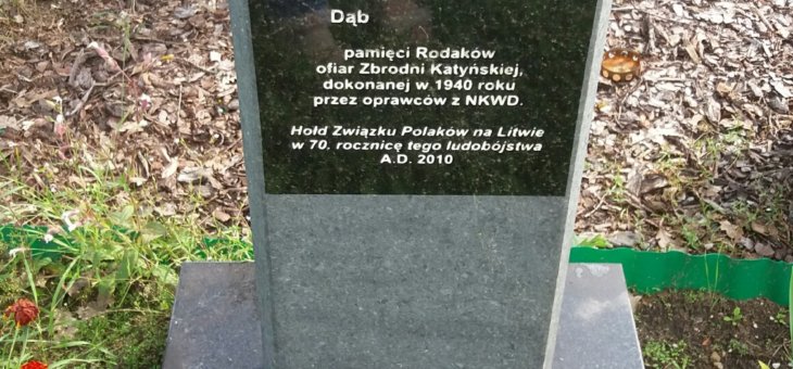 Dąb i stela pamięci ofiar Zbrodni Katyńskiej