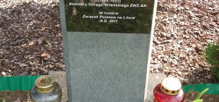 Dąb i stela pamięci A. Krzyżanowskiego ps. Wilk