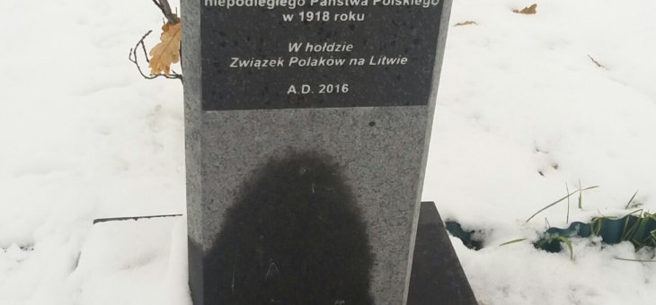 Dąb i stela ku czci Romana Stanisława Dmowskiego