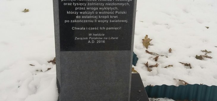 Dąb i stela ku czci Witolda Pileckiego